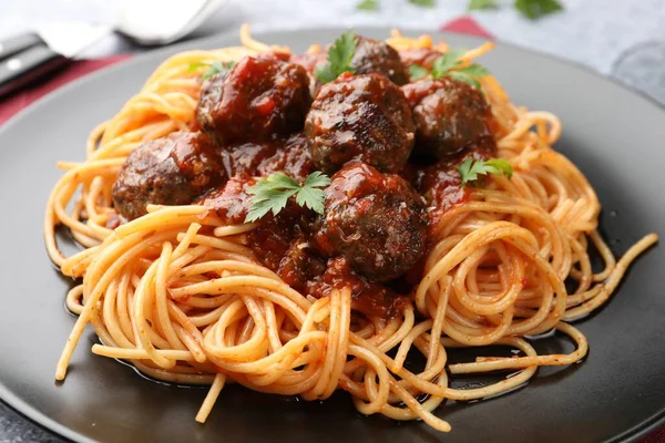 Köfteli lezzetli makarna, yakın plan.