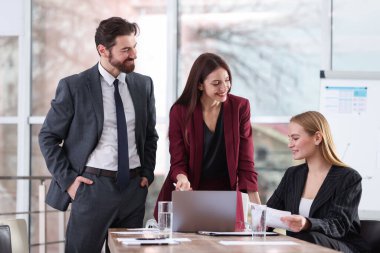 Ofiste tabloda, birlikte çalışan iş adamları