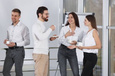 Mola sırasında kahve içen meslektaşlar.