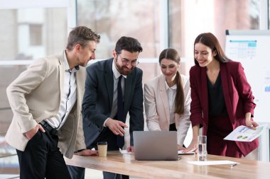 Ofiste tabloda, birlikte çalışan iş adamları