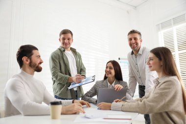 Ofiste tabloda, birlikte çalışan iş adamları