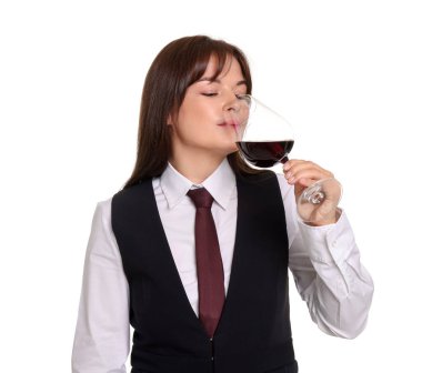 Profesyonel şarap garsonu beyaz arka planda kırmızı şarap tadıyor.