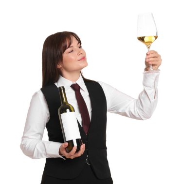 Beyaz arka planda şarap ve şişe kadehi olan profesyonel şarap garsonu.