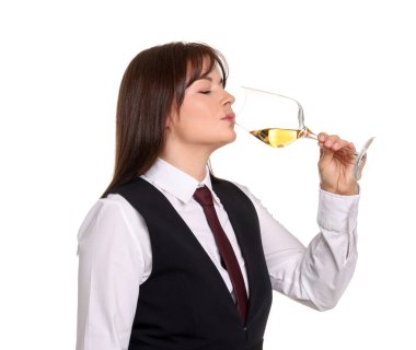 Profesyonel şarap garsonu beyaz arka planda şarap tadıyor.