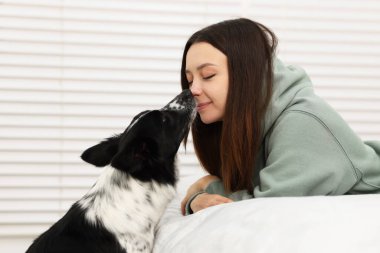 Evinde Collie köpeği olan bir kadın.
