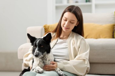 Evinde Collie köpeği olan bir kadın.
