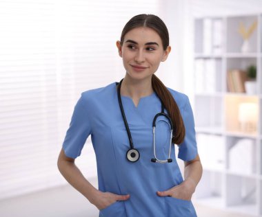 Klinikte gülümseyen tıbbi asistanın portresi