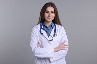 Gri arkaplanda tıbbi asistanın portresi