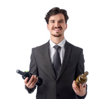 Beyaz arka planda şarap şişeleri olan profesyonel şarap garsonu.