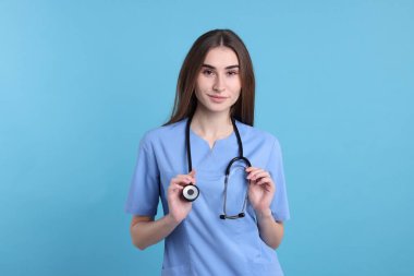 Açık mavi arkaplanda tıbbi asistanın portresi