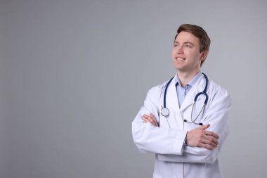 Gri arka planda tıbbi asistanın portresi. Metin için boşluk