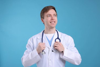 Açık mavi arkaplanda tıbbi asistanın portresi