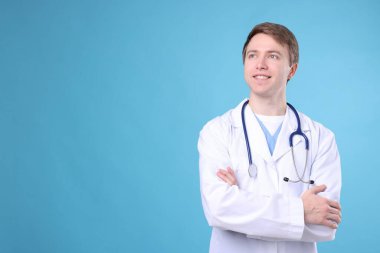 Açık mavi arkaplanda tıbbi asistanın portresi, metin için boşluk