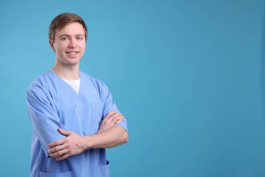 Açık mavi arkaplanda tıbbi asistanın portresi, metin için boşluk