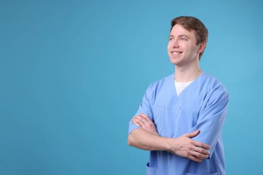 Açık mavi arkaplanda tıbbi asistanın portresi, metin için boşluk