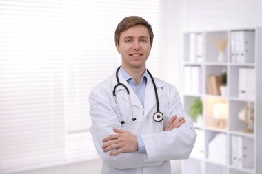 Klinikte gülümseyen tıbbi asistanın portresi