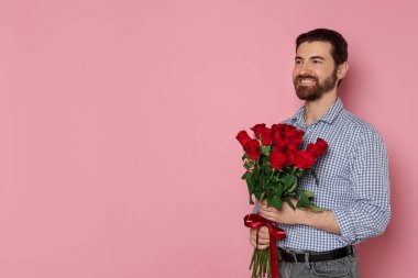 Sevgililer Günü. Pembe arka planda gül buketi olan bir adam. Metin için boşluk