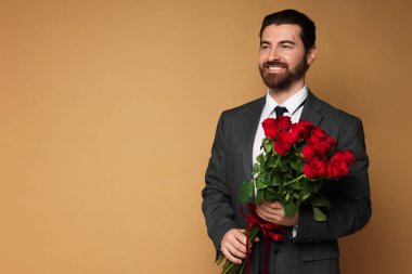 Sevgililer Günü. Bej arka planda gül buketi olan bir adam. Metin için boşluk