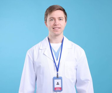 Açık mavi arkaplanda tıbbi asistanın portresi