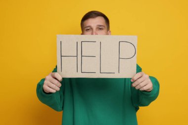 Sözlü tabelayı tutan adam Sarı arka planda yardım