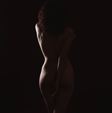 Siyah arkaplanda poz veren çıplak kadın, arka plan