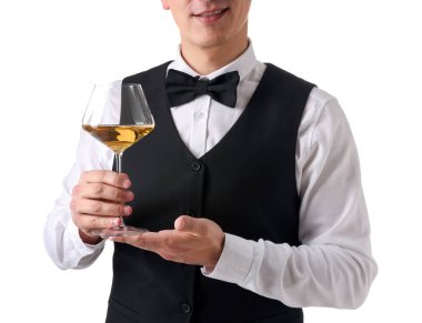 Beyaz arka planda şarap kadehi olan profesyonel şarap garsonu, yakın plan.