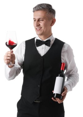 Beyaz arka planda kırmızı şarap ve şişe kadehi olan profesyonel şarap garsonu.