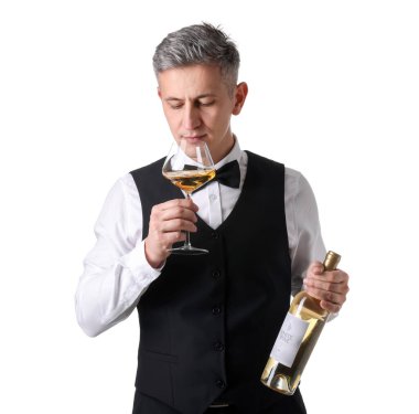 Profesyonel şarap garsonu beyaz arka planda şarap tadıyor.