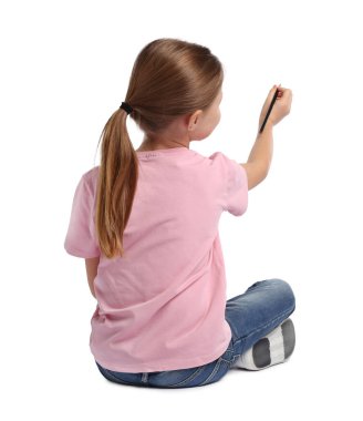 Beyaz arkaplanda kurşun kalemle arka plan görünümlü bir şey çizen çocuk