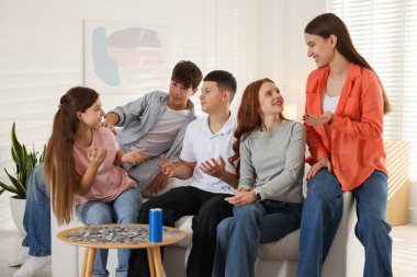 Evde bulmaca çözen bir grup genç.