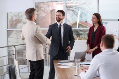 İş planlaması. Meslektaşlar ofiste toplantı yapıyorlar.
