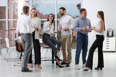 Mola sırasında kahve içen meslektaşlar.