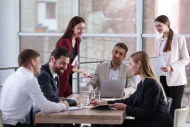 Ofiste tabloda, birlikte çalışan iş adamları
