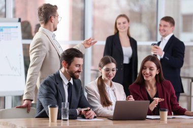 İş planlaması. Meslektaşlar ofiste toplanıyor, seçici odaklanma