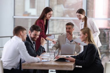 Ofiste tabloda, birlikte çalışan iş adamları