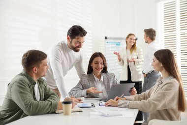 İş planlaması. Meslektaşlar ofiste toplanıyor, seçici odaklanma