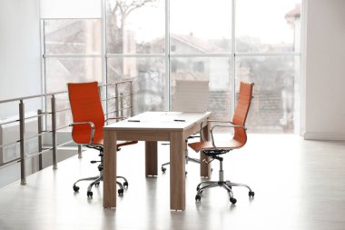 Şık bir masa ve ofiste sandalyeler. İç tasarım