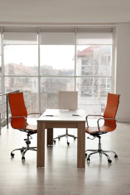 Şık bir masa ve ofiste sandalyeler. İç tasarım