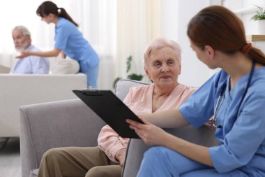 Bakıcı, huzurevindeki son sınıf kadınına iyi olup olmadığını soruyor.