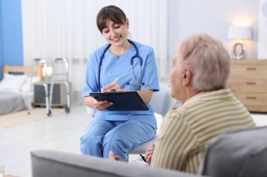 Bakıcı, huzurevindeki son sınıf kadınına iyi olup olmadığını soruyor.