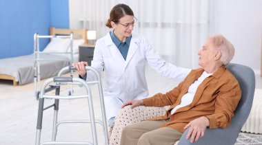 Huzurevinde Walker 'a yardım eden bakım işçisi.