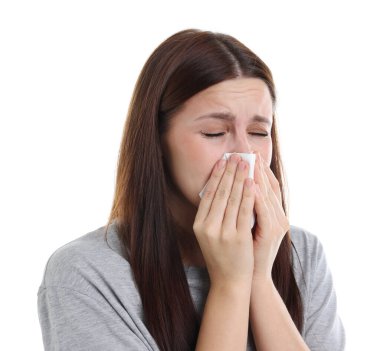 Beyaz arka planda burnu akan bir kadın. Soğuk Semptom