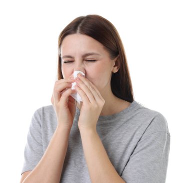 Beyaz arka planda burnu akan bir kadın. Soğuk Semptom