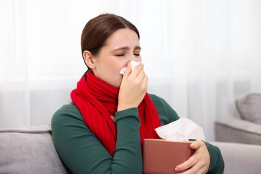 Evde burnu akan bir kadın. Soğuk Semptom