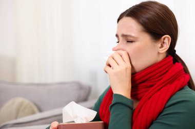 Evde burnu akan bir kadın, mesaj için yer var. Soğuk Semptom