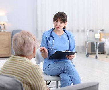 Bakıcı, huzurevindeki son sınıf kadınına iyi olup olmadığını soruyor.