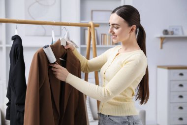 Evde iplik silindirli kadın ceketi.