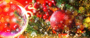 Cam Noel balosu ve kırmızı arka planda süslenmiş ağaç. Pankart tasarımı