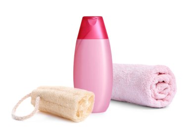 Banyo süngeri, havlu ve bir şişe duş jeli beyaza izole edilmiş.