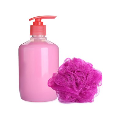 Pembe ağ süngeri ve beyaz üzerine izole edilmiş duş jeli şişesi.